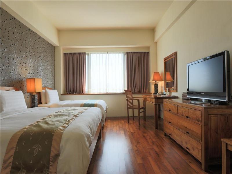 Yentai Hotel Манонг Екстериор снимка