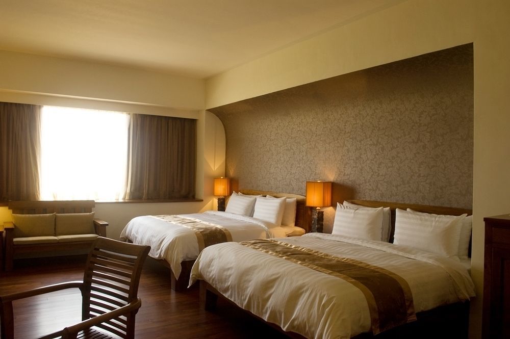 Yentai Hotel Манонг Екстериор снимка